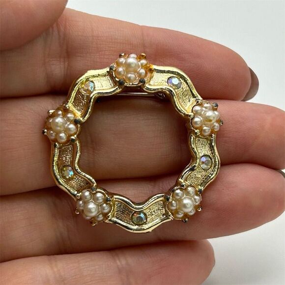 Vintage Small Gold Tone Brooch Faux Pearls Rhinestones Circular Wreath Pin - Picture 4 of 6